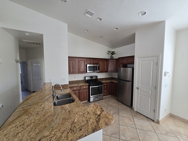 Building Photo - Spacious East Side Oasis – 4 Bed, 2 Bath Home with Premium Upgrades!