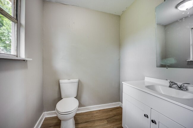 Building Photo - FREE MONTH RENT! Freshly Updated 3 Bedroom House