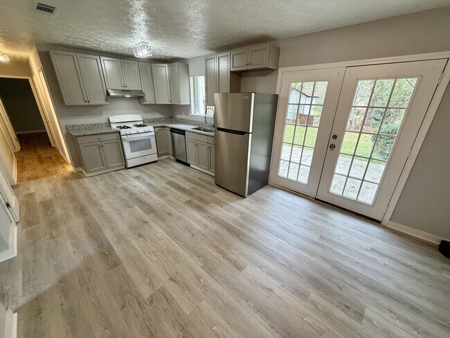 Building Photo - 6108 Deerfield Ct