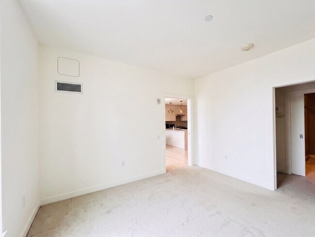 Building Photo - 32 Traveler St