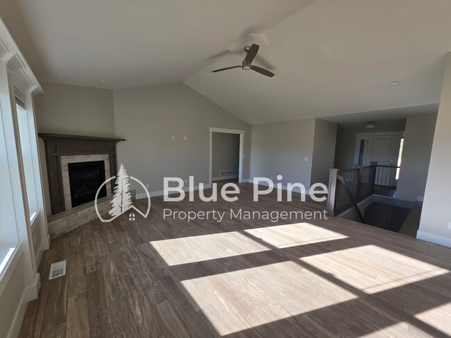 Building Photo - 4589 Blackstone Dr