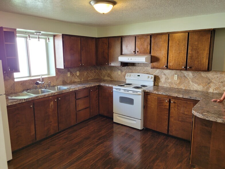 kitchen - 180 E 100 N