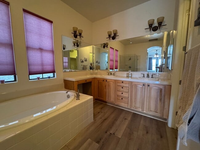 Building Photo - 3111 Esmeralda Dr