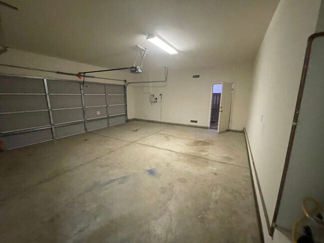 Building Photo - 14190 Blackstone St