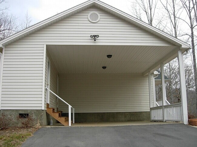 Building Photo - Swannanoa Rental! 6 or 12 month lease options!