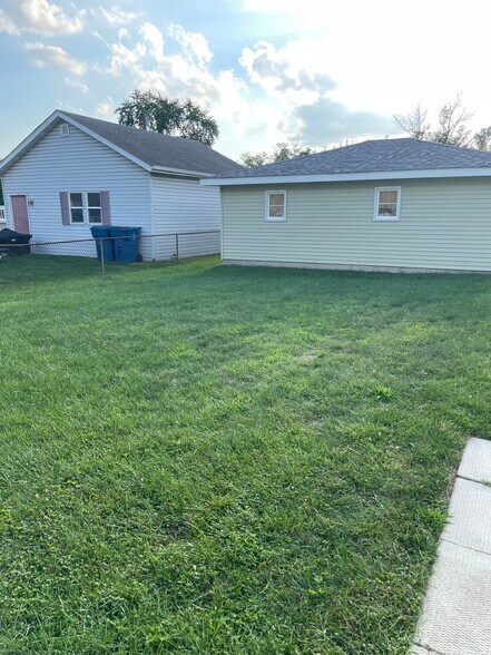Neat backyard. - 8938 Hook St