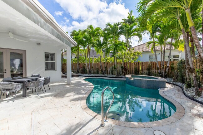 Building Photo - 2443 Players Ct