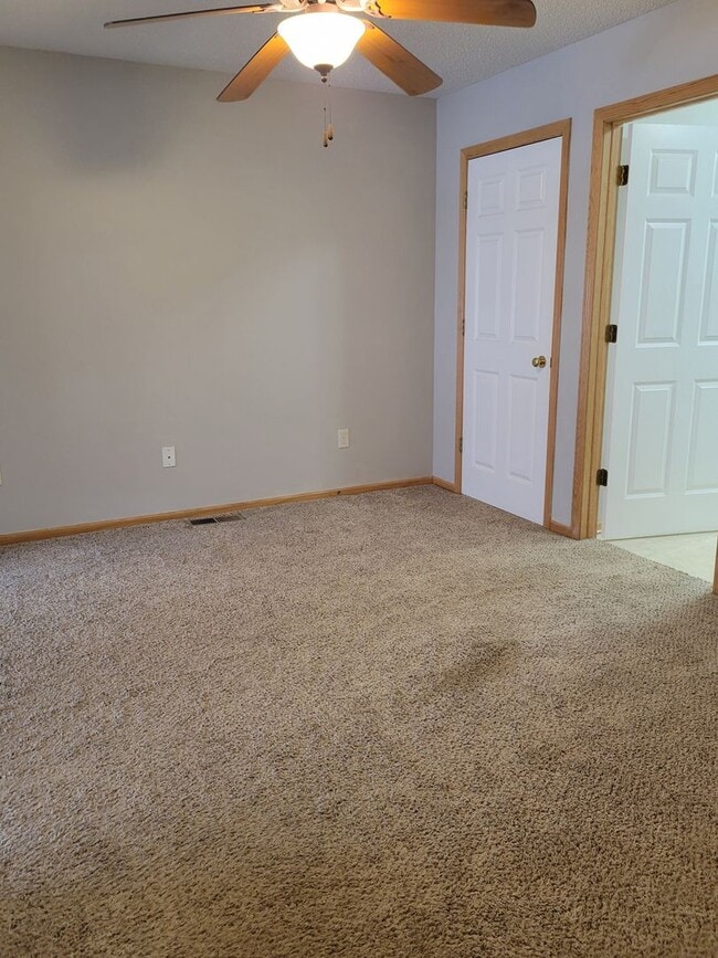 Building Photo - Middle Unit Townhouse