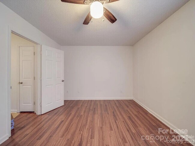 Building Photo - 4044 Briarhill Dr