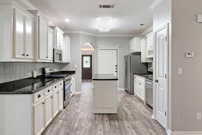 Building Photo - ***First Month FREE*** 3 bed 2 bath House