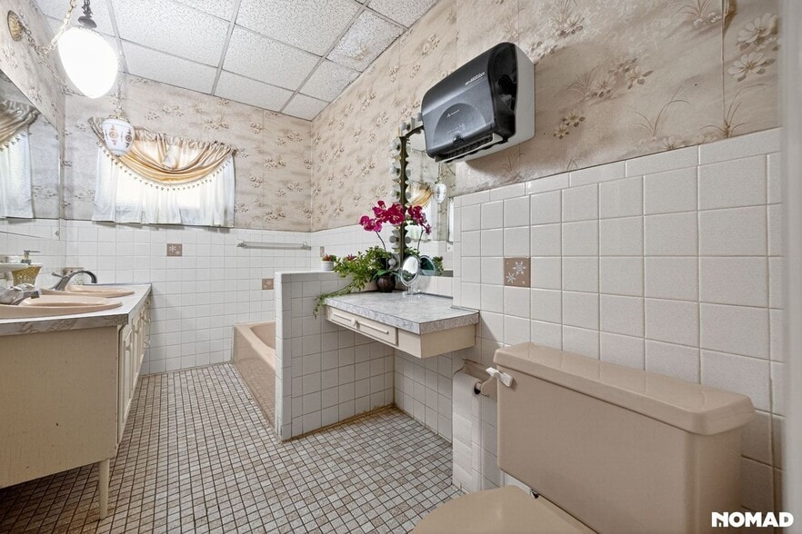 Building Photo - 38 Custer St