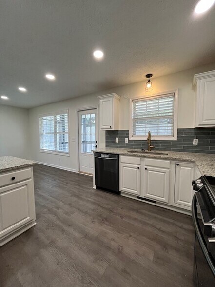 Building Photo - 3544 Dorothy Dr