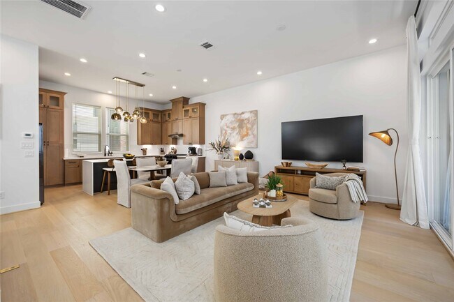 Building Photo - 3028 Lamar St