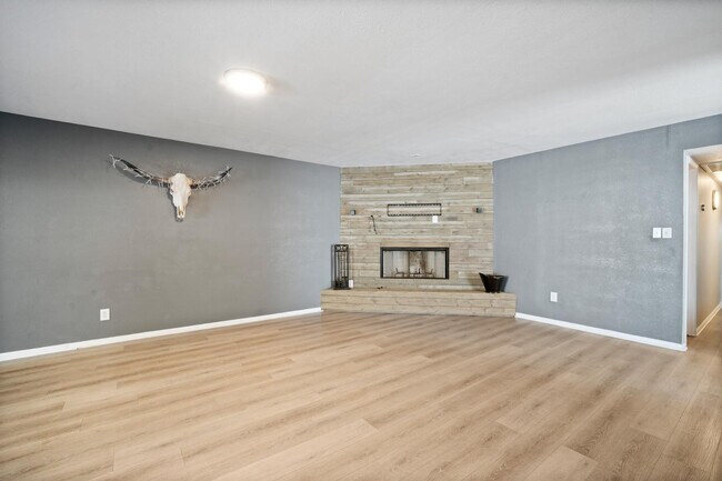Building Photo - 4515 W Shaw Butte Dr
