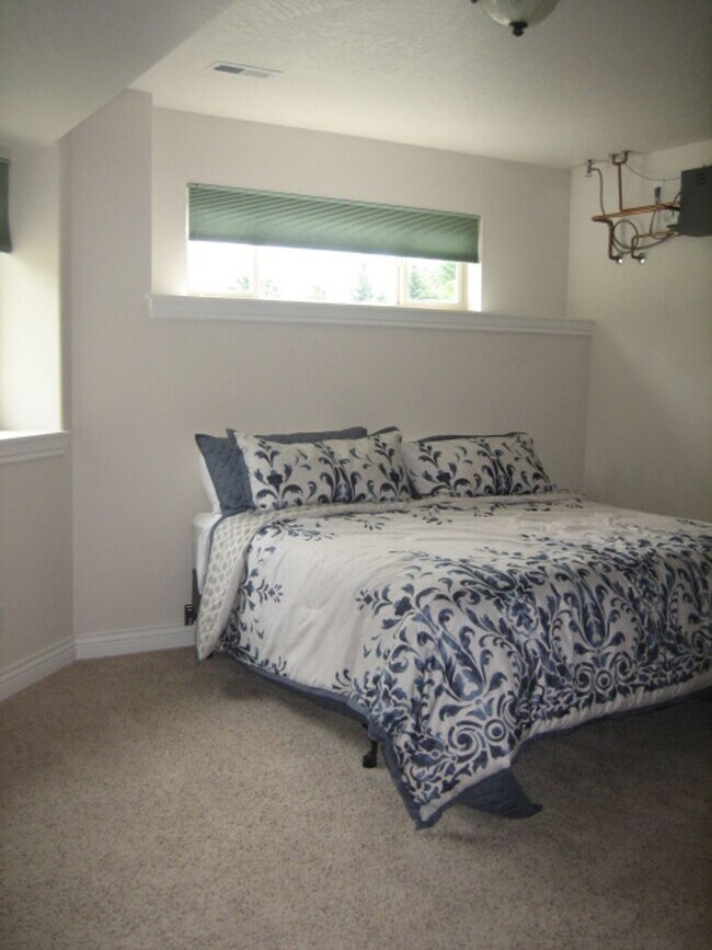 Building Photo - Country Living Close to Downtown CDA!