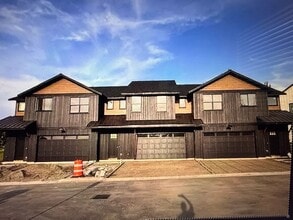 Building Photo - Convenience, Beauty and Space Makes this H...
