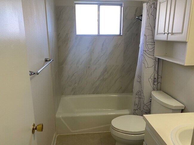 Building Photo - 1 Bedroom & 1 Bath Duplex