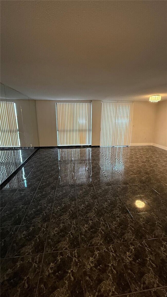 Building Photo - 9800 W Bay Harbor Dr