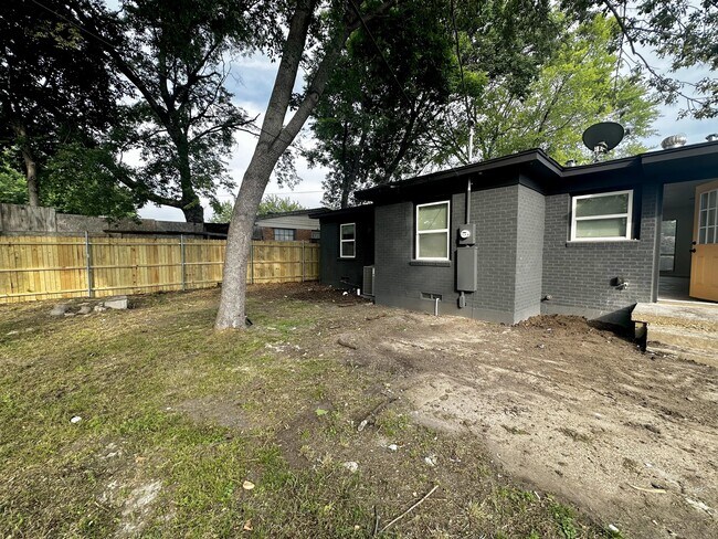 Building Photo - 10809 Sharondale Ln