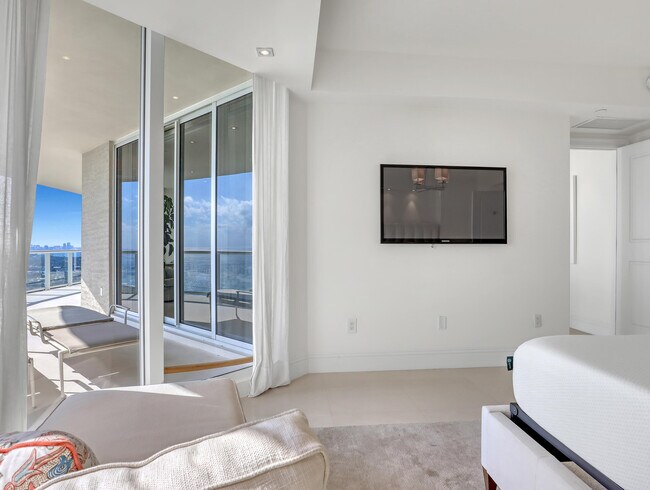 Building Photo - 2700 N Ocean Dr