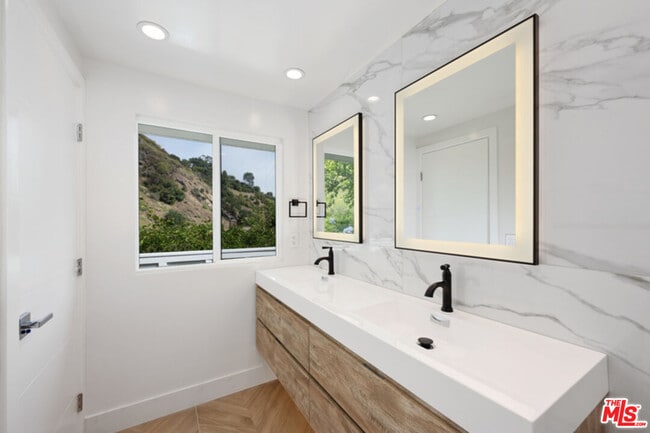 Building Photo - 1190 Bienveneda Ave