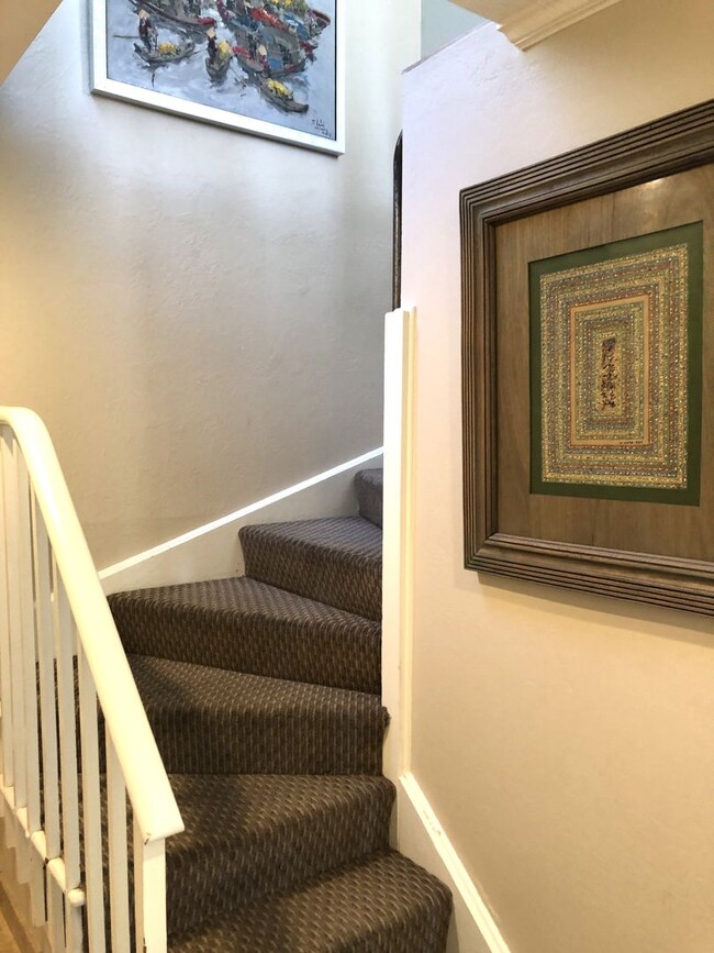 Building Photo - Elegant & Expansive Furnished 3 Bedroom/2 ...
