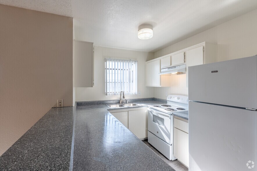 1BR, 1BA - 964SF - Kitchen - Pacific Harbors Sunrise