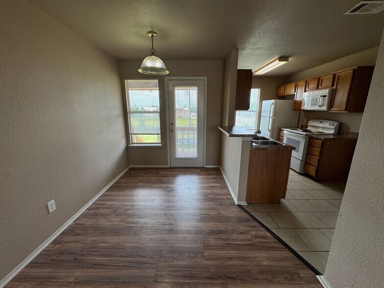 Building Photo - 5702 Greengate Dr