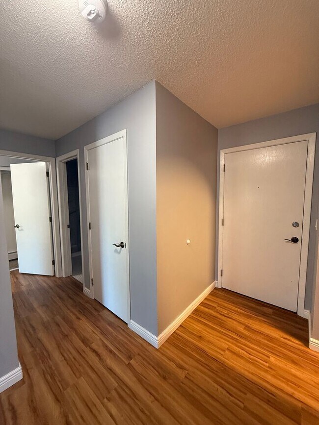 Building Photo - Spacious 2BR Edina Condo with Updated Interior, Outdoor Pool & Underground Parking