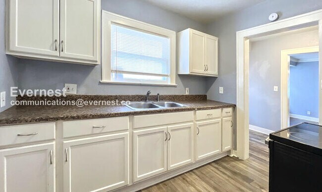 Building Photo - 2215 E Gregory Blvd