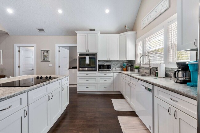 Building Photo - 76 Sanford St