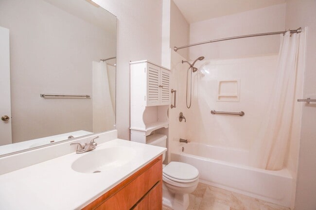 Building Photo - Richmond Marina Bay Condo In Gated Community
