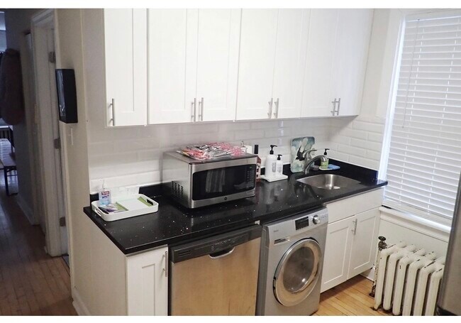 Building Photo - 733 Elm St