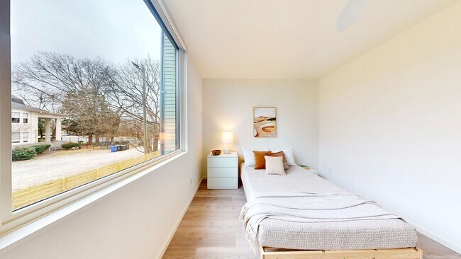 Building Photo - Professional Coliving - Private Room & Wal...