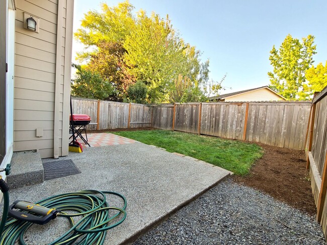 Building Photo - 4 bedroom/2.5 bath in Parkside Estates