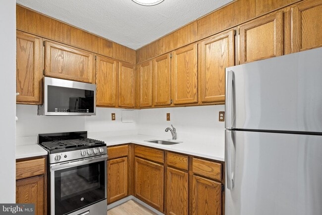 Building Photo - 4600 S Four Mile Run Dr