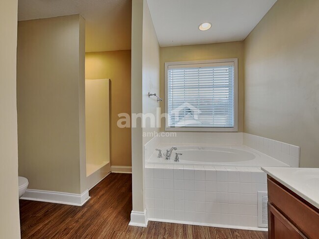 Building Photo - 5818 Rhyne Cove Ln