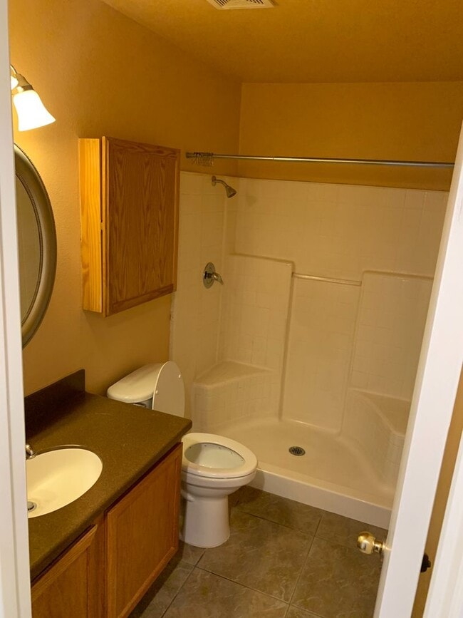 Building Photo - Beautiful upper level larger 2 bedroom, 2 ...