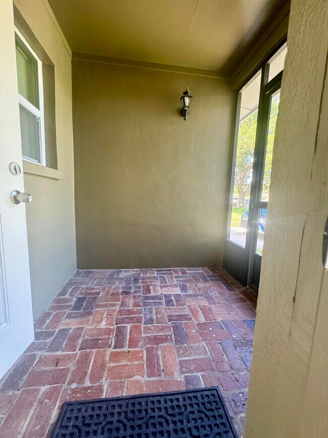 Building Photo - 970 Butia St