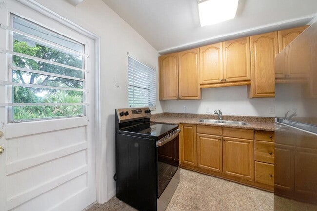 Building Photo - 2219 W Pineridge Ct