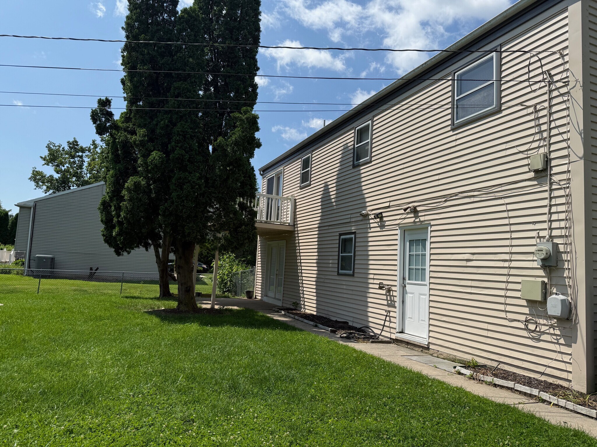 Building Photo - 906 Willcliff Dr