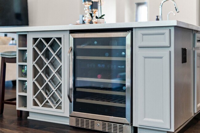 Building Photo - 2210 Bristlegrass Dr