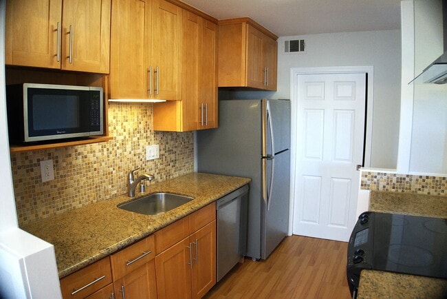 Building Photo - "Welcome to Your New Home: Spacious 2-Bed, 2-Bath Apartment in San Carlos!"