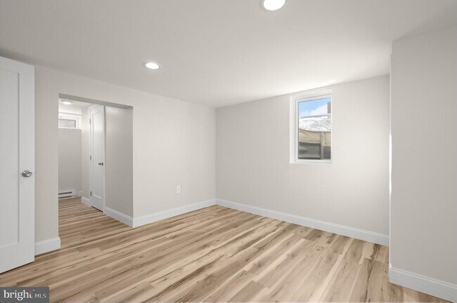 Building Photo - 6223 E Hemlock Dr