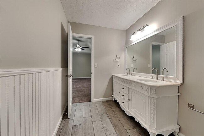 Building Photo - 2245 Huntington Dr