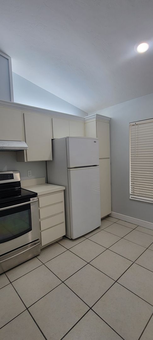 Building Photo - Beautiful and spacious remodeled unit