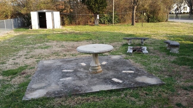 Building Photo - Come make this home yours