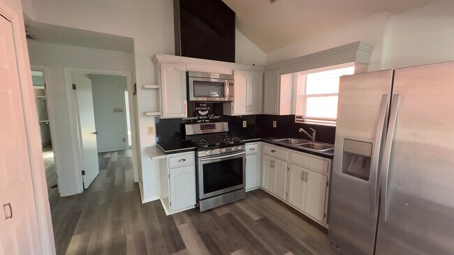 Building Photo - 1004 Minutemen Dr