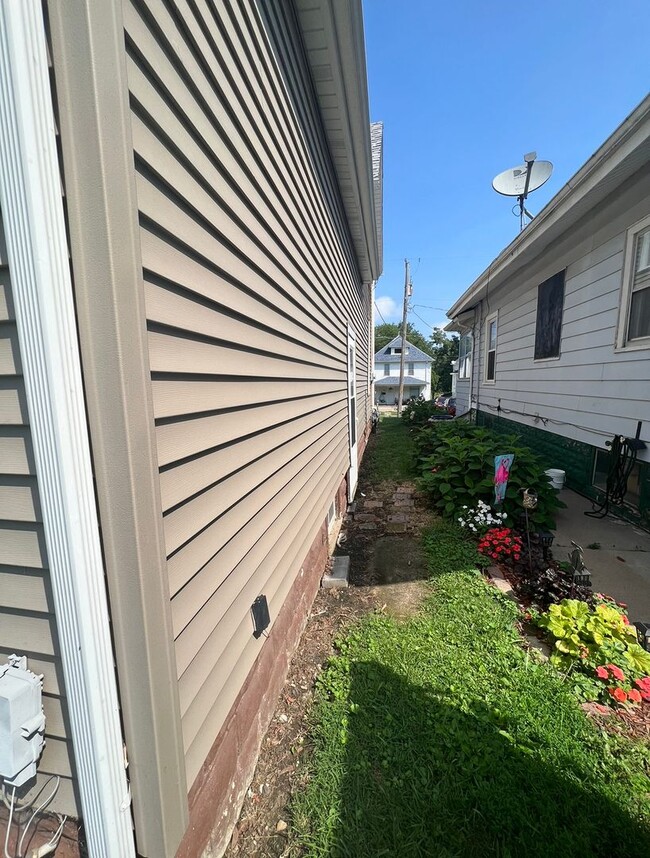 Building Photo - Updated 3BR Home with Central Air in Moline