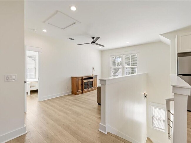 Building Photo - A great place to stay that is a nice and cozy cottage in the great neighborhood of Southwood